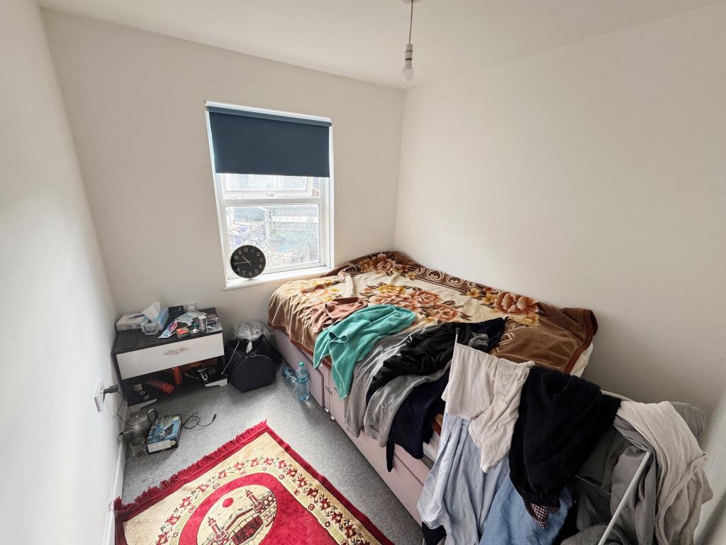 Lot: 82 - FREEHOLD BLOCK OF THREE FLATS FOR INVESTMENT - Flat 3 - Bedroom